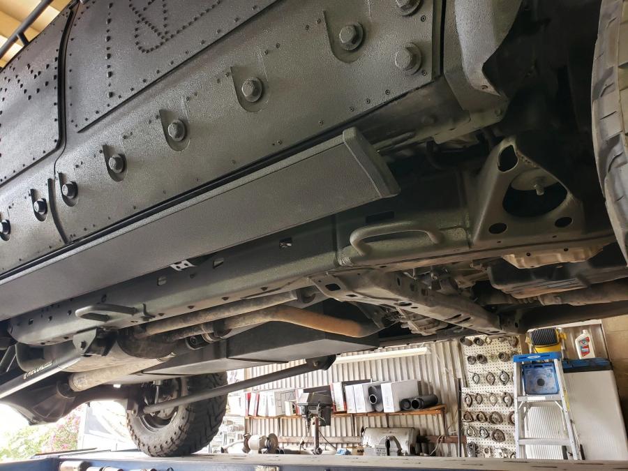 Днище и подвеска Toyota Tundra CrewMax 4x4 Zombie Apocalypse 2013 года  (фото 430 из 461)